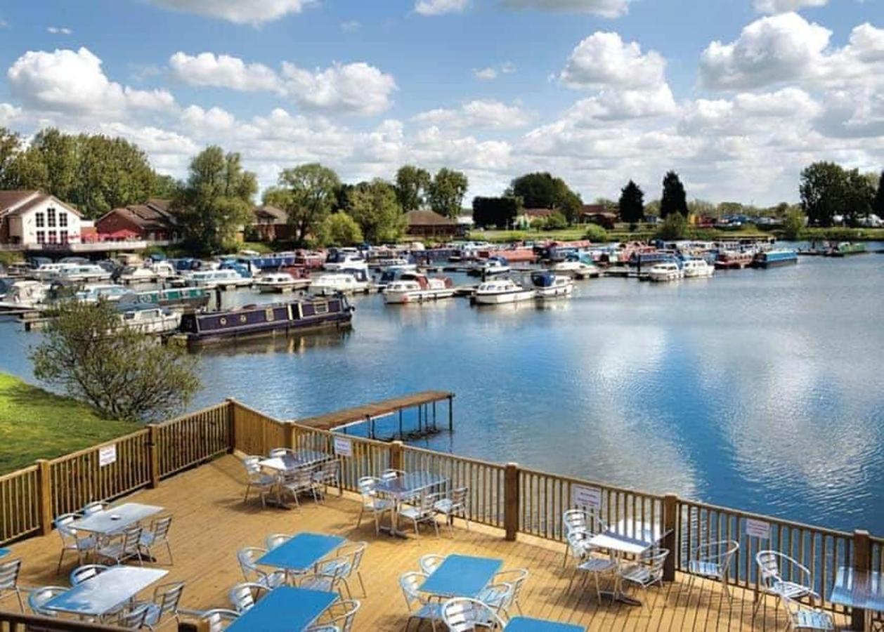 Beautiful 2 bedroom Helmsley Lodge Northampton Buitenkant foto