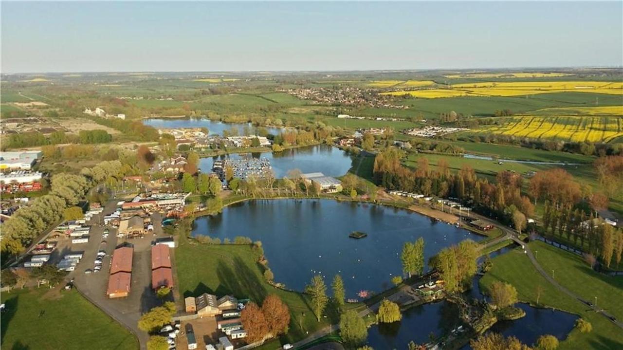 Beautiful 2 bedroom Helmsley Lodge Northampton Buitenkant foto