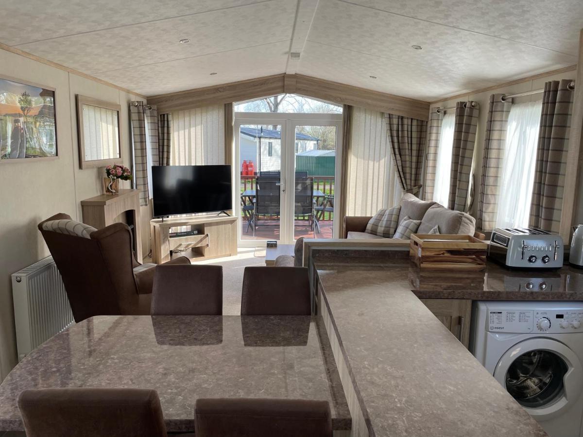 Beautiful 2 bedroom Helmsley Lodge Northampton Buitenkant foto